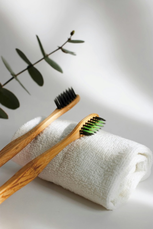 Bamboo shaving kit with razor and cream sachet